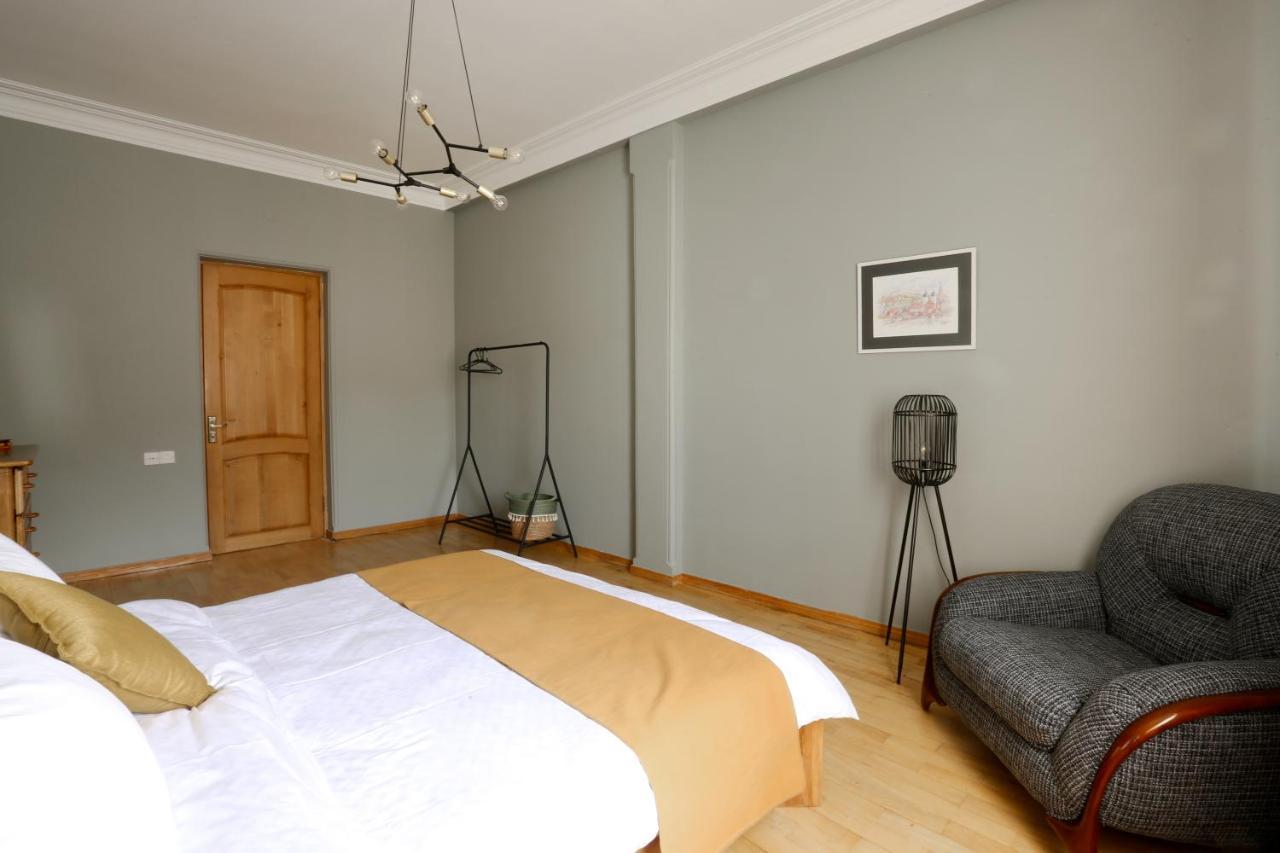 Hotelise I Our-Yard Apartment Yerevan Bagian luar foto