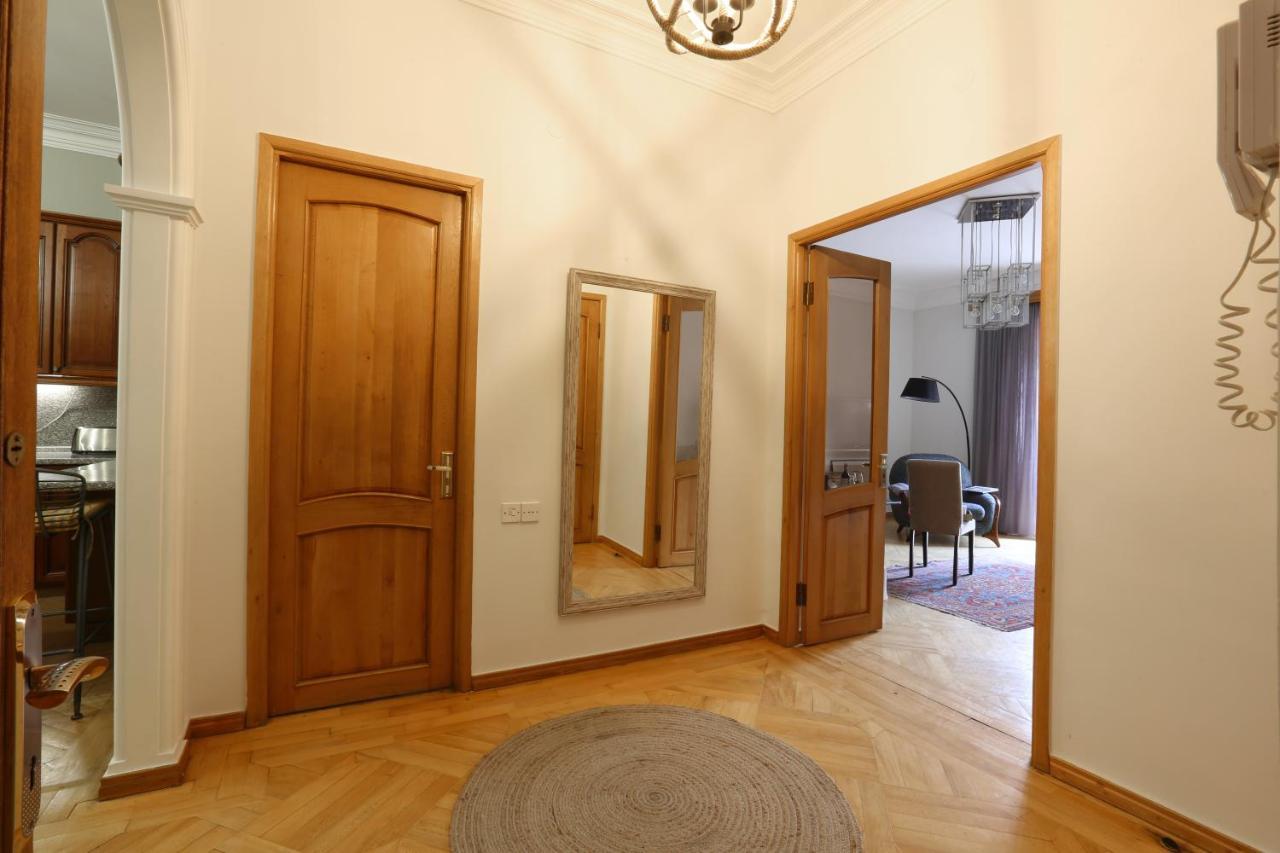 Hotelise I Our-Yard Apartment Yerevan Bagian luar foto