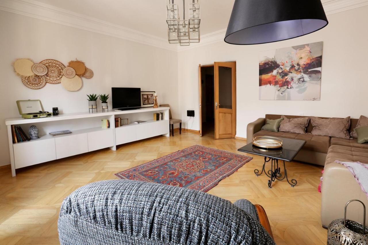 Hotelise I Our-Yard Apartment Yerevan Bagian luar foto