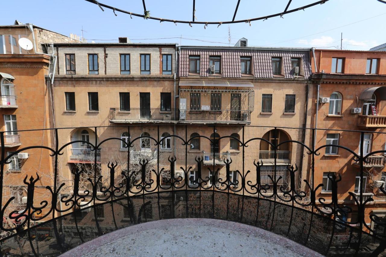 Hotelise I Our-Yard Apartment Yerevan Bagian luar foto
