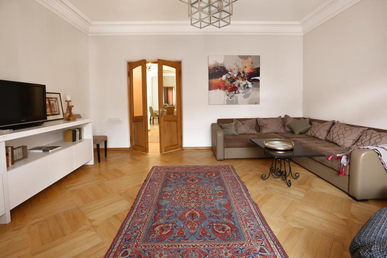 Hotelise I Our-Yard Apartment Yerevan Bagian luar foto