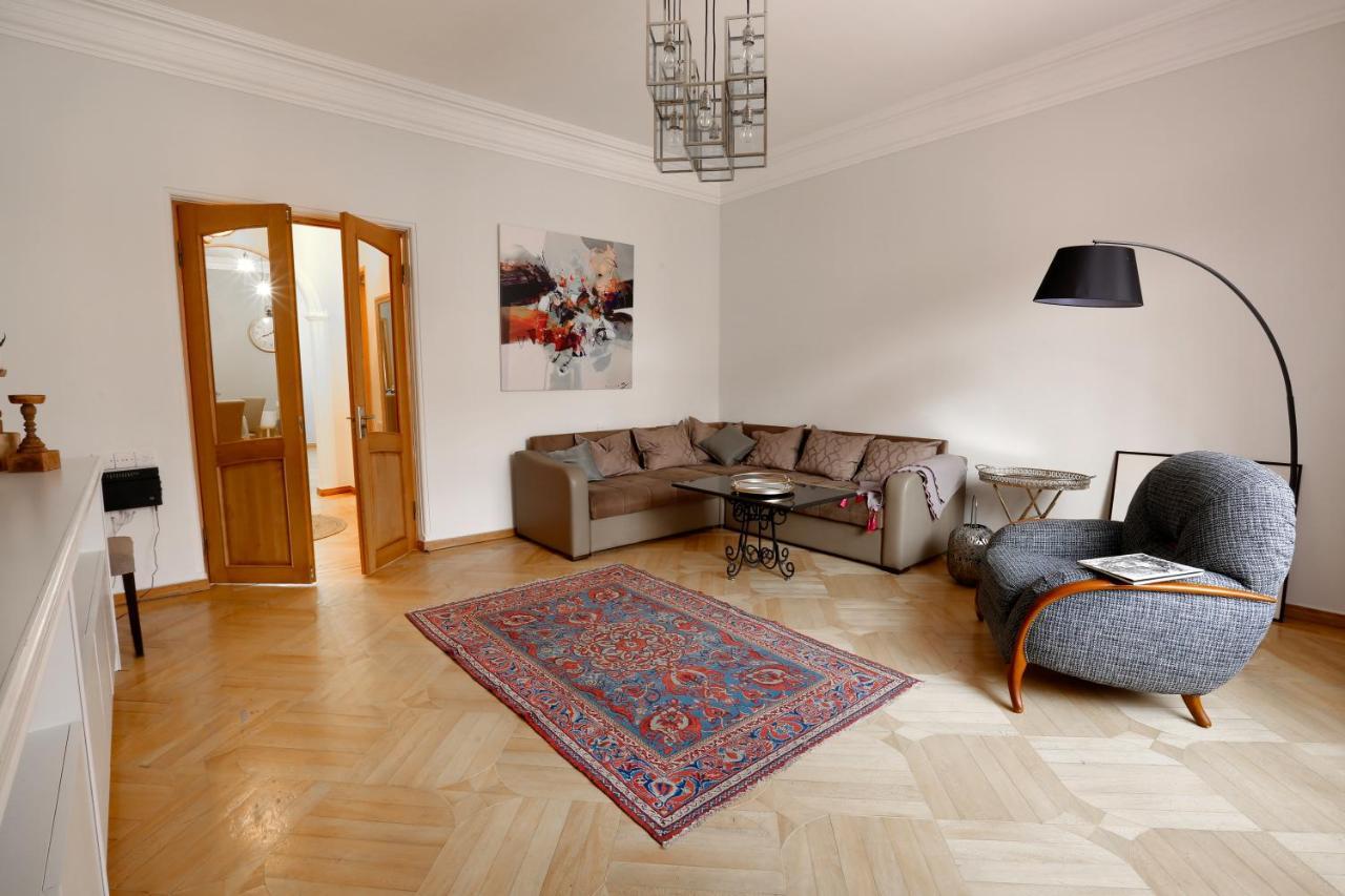 Hotelise I Our-Yard Apartment Yerevan Bagian luar foto