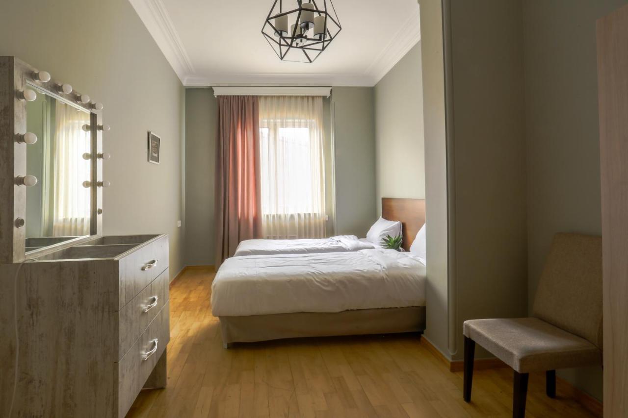 Hotelise I Our-Yard Apartment Yerevan Bagian luar foto
